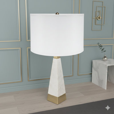 Lampe de table pyramidale blanche et dorée de 15 po x 26 po avec abat-jour tambour (assemblage de l'abat-jour requis)