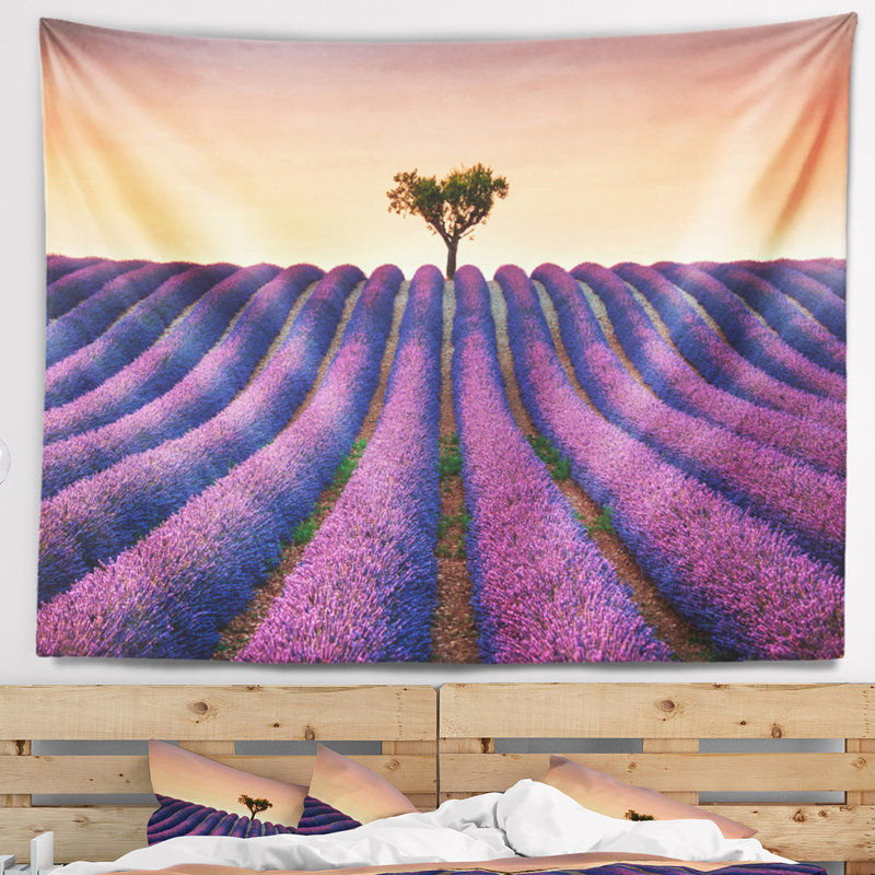 Tapisserie paysage paysage lavande et arbre solitaire, H 32 po x l 39 po