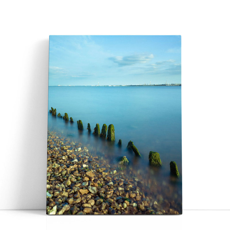 Pebbled Beach With Groynes - reproduction d'art sur toile, H 24 po x l 18 po