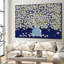 «Daisy Blossom Floral Explosion» sur fond bleu foncé, très grandes illustrations d'art encadrées (assemblage de cadre requis)-105076177