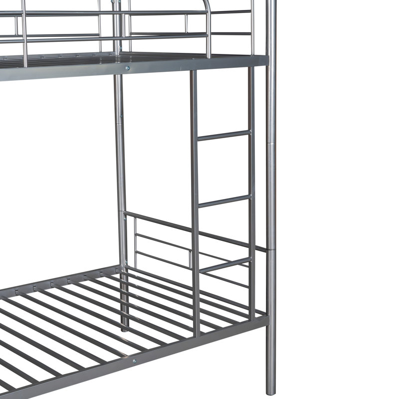 Lit superposé Silver au-dessus d'un lit en métal - Construction, revêtement, méthode de gestion de l'espace dans une structure stable, utilisation