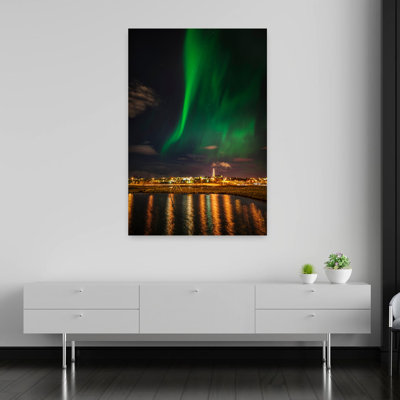 Aurore boréale ou aurores boréales, Reykjavik, Islande, ville dramatique colorée, art naturel
