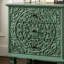 Commode de style champêtre à 3 tiroirs, commode de chevet à l'aspect vieilli avec façade ornée d'un motif floral en relief-1949924309