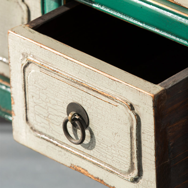 Commode décorative avec décoration de tiroir.