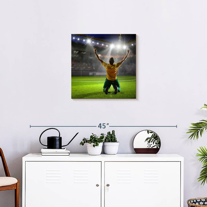 Célébration du joueur de football Sireci, H 20 po x l 20 po