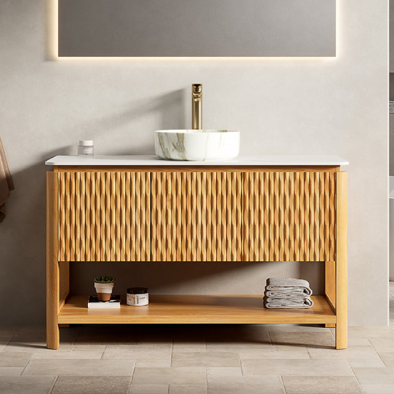 Meuble-lavabo de salle de bain 48 po Sharma, meuble de rangement autoportant en contreplaqué avec 3 portes en bambou texturé et tablette ouverte, vasque en céramique ronde blanche et plateau en pierre frittée blanc de Carrare, couleur grain de bois