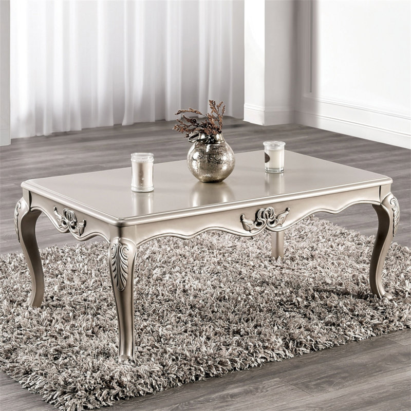 Table basse de style traditionnel avec pieds courbés et structure sculptée en bois massif, Champagne