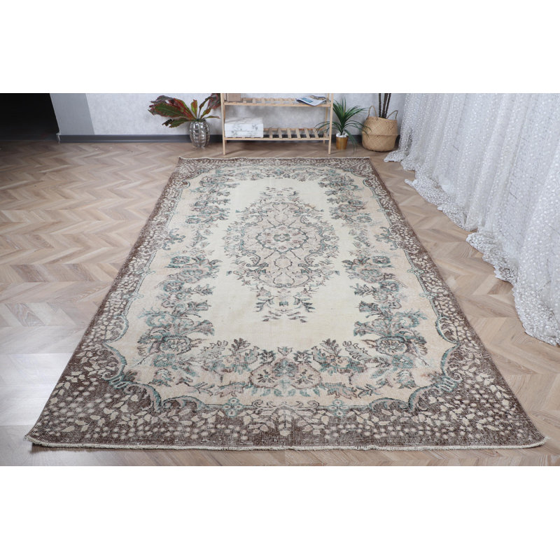 Le tapis turc beige rétro rehausse l'élégance élégante de tout salon ou salon spacieux