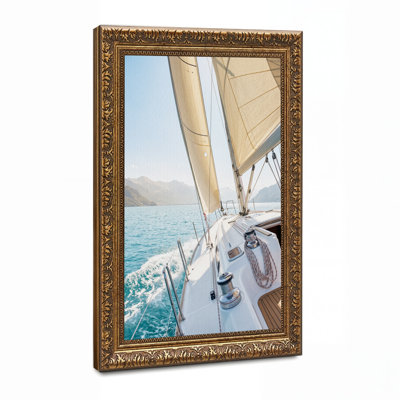 Voilier blanc sur toile d'eau turquoise