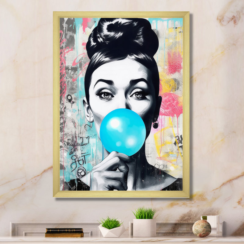 «Audrey Hepburn Blue Bubble Gum - Celebrity», reproduction sur toile encadrée, Doré, H 32 po x l 24 po, Impression encadrée