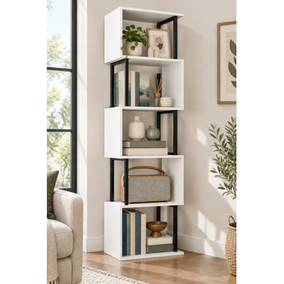 Une silhouette géométrique en forme de S définit cette bibliothèque en bois blanc et noir à 5 niveaux pour les chambres à coucher modernes et les bureaux à domicile.