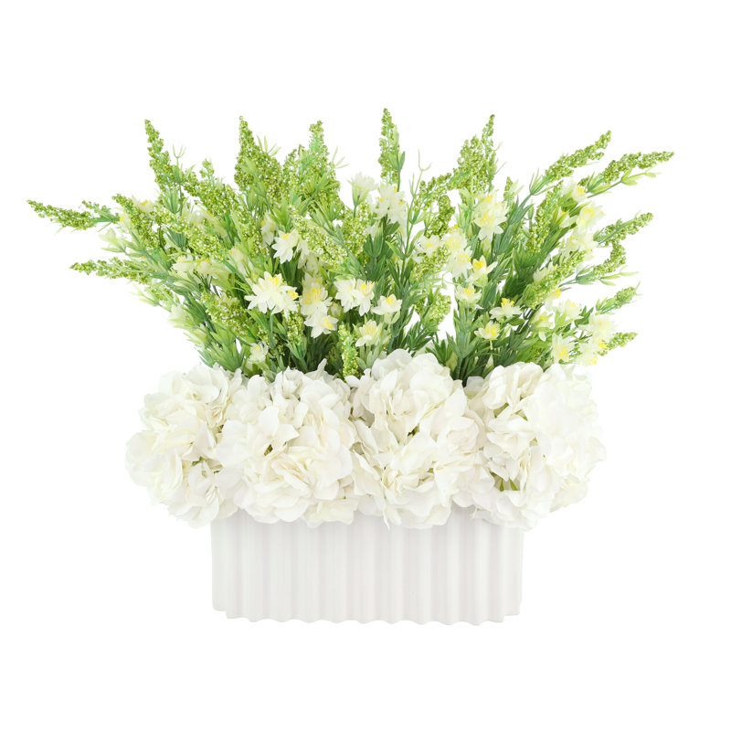 Hortensias et bruyère sauvage dans un vase en céramique