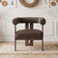 Fauteuil d'appoint moderne en bois rembourré, avec accoudoirs arrondis, dossier incurvé et piètement à trois pieds.-790564331