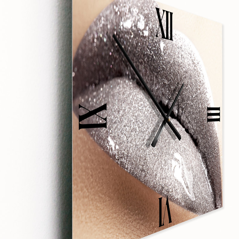 Gros plan sur une femme avec une horloge murale scintillante, Très grand