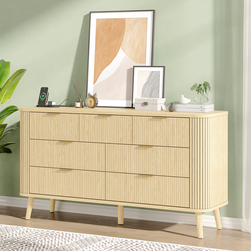 Fluted 7 Drawers Dresser with Charging Station, 57" Wide Mid-Century Wood Chest of Drawers with Curved Profile Design for Bedroom (Natural Oak)