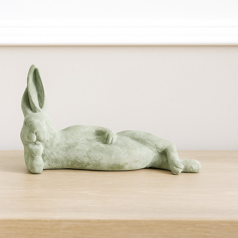 Figurine de lapin couché