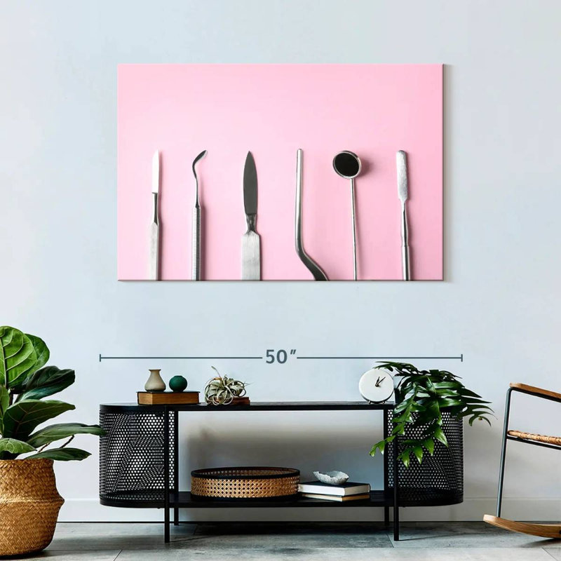 Outils dentaires sur fond rose, H 30 po x l 45 po