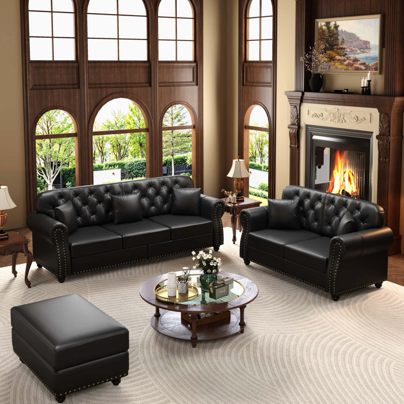 Canapé Chesterfield noir rembourré en similicuir, style Mid-Century moderne avec garniture cloutée, accoudoirs roulés, capitonnage à boutons et 5 coussins