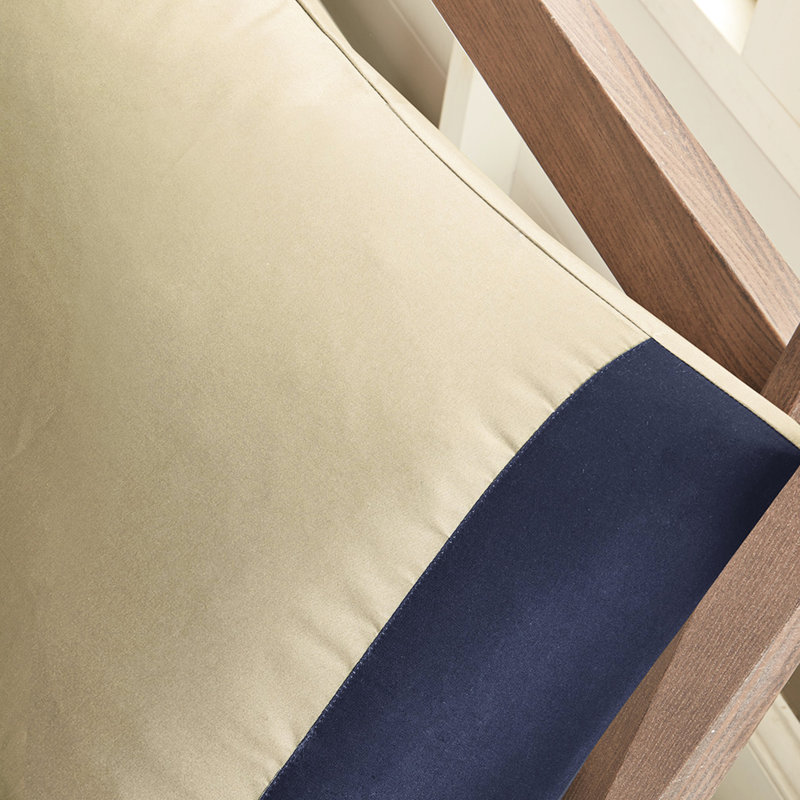 Grand édredon avec draps multicolores bleu marine. Comprend un édredon, des taies décoratives, un oreiller, un drap plat et des taies d'oreiller ajustées. Rembourrage. Froissé. . Essentiel de chambre à coucher et drap. Comprend 2 feuilles et Machine