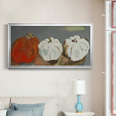 Une orange, deux blanches - citrouilles oranges et blanches, art mural encadré d'une nature morte, ouverture 16 x 32 dans un cadre noir, extérieur 19 x 35