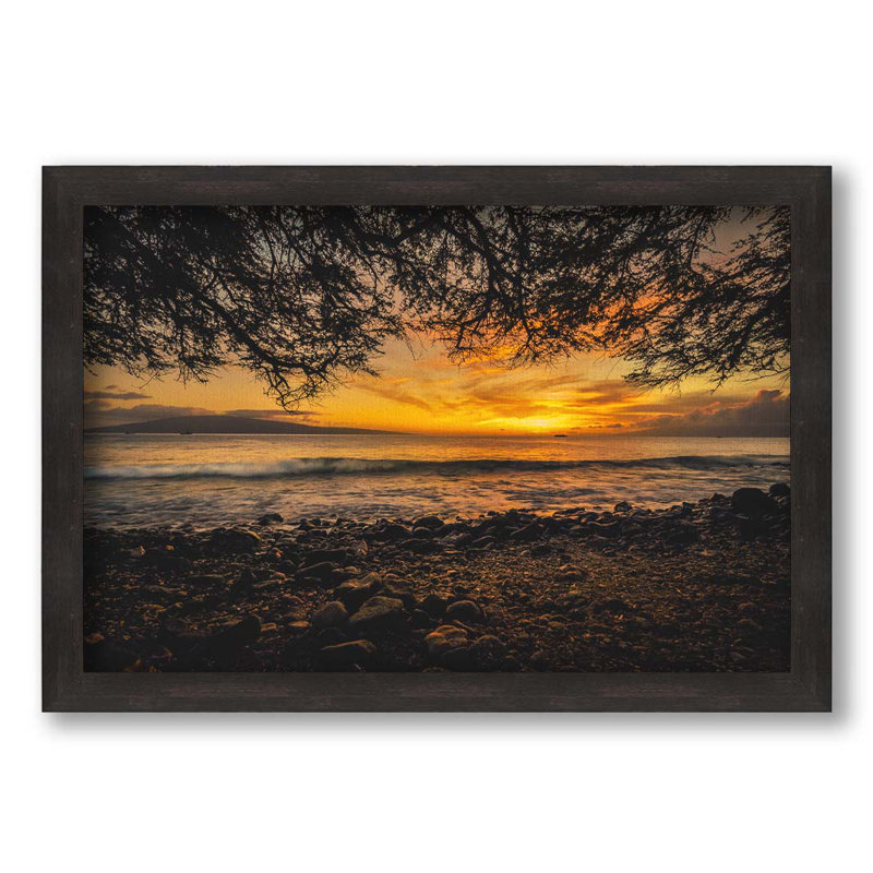 Maui Coast Lahaina Dusk par Kelly Wade. Impression sur papier - Montée et encadrée, H 44 po x l 64 po x P 1 po