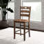 Table carrée en noyer et 4 chaises à dossier en lattes dans une salle à manger de 5 pièces, Transition Honor, bois d'hévéa massif pour une pièce de 5 pièces, élégance, chaises,