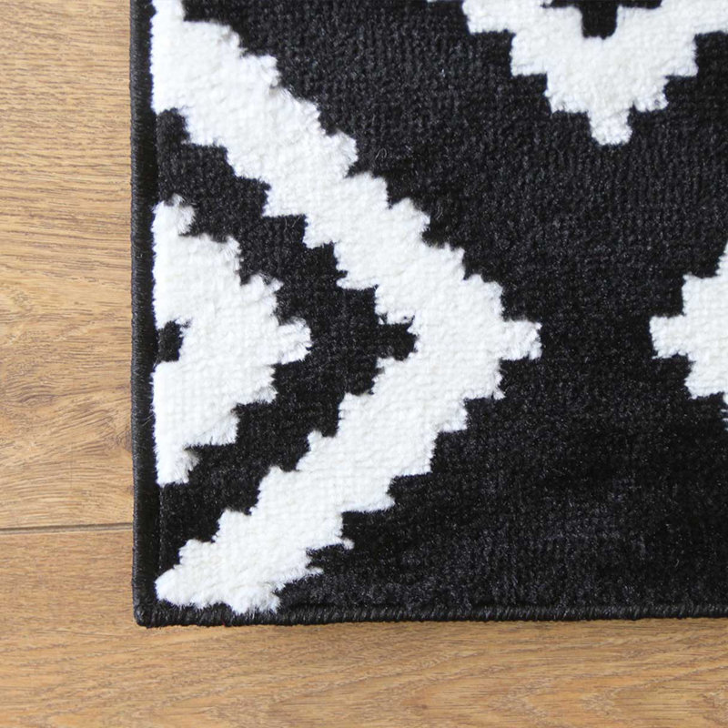 Tapis noir à motif géométrique Nina, Rectangle 5 pi 3 po x 7 pi 7 po
