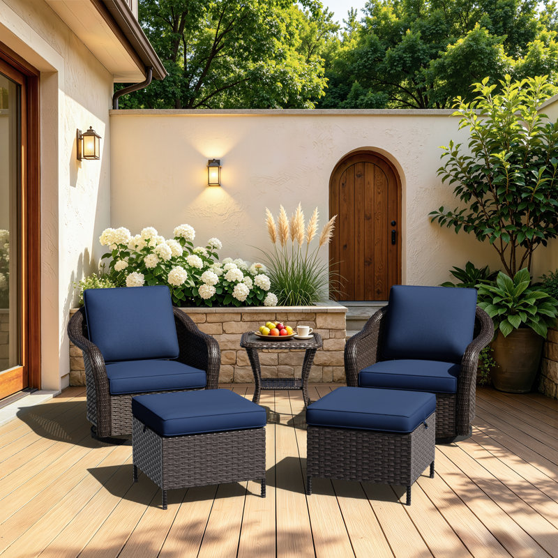 Ensemble de patio extérieur 5 pièces Alderwood en résine tressée PE, comprenant des chaises pivotantes, des poufs et une table d'appoint avec coussins bleus.