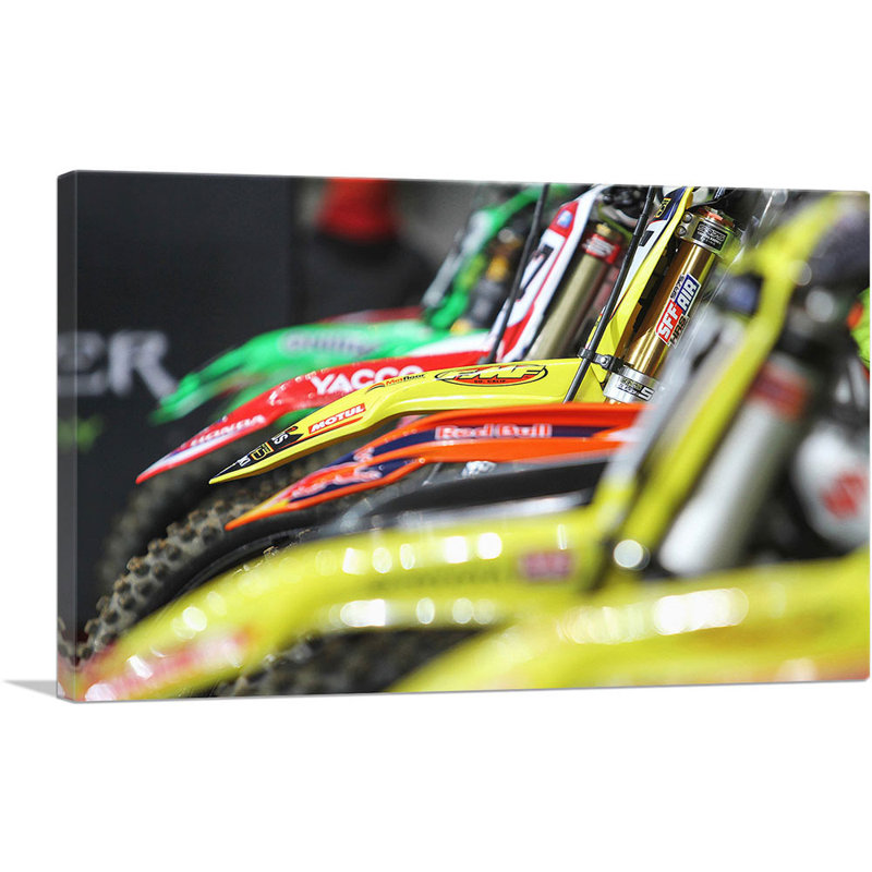 Row of Dirtbikes - reproduction de photo sur toile tendue, H 26 po x l 40 po x P 0,75 po
