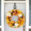 Couronne de porte d'automne artificielle 24 po avec pomme de pin, feuille d'érable, fleurs blanches - orange pour décor de mur, de fenêtre et de l'Action de grâce