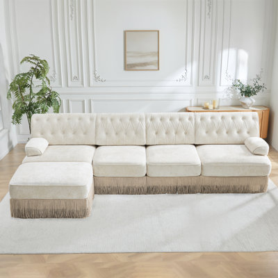 Tissu de velours en forme de L de 135 po adapté aux animaux de compagnie, canapé de style Chesterfield, jupe à pampille, accoudoirs carrés légèrement incurvés, combinaison libre, conception ergonomique, pour les aires de repos des chambres à coucher, beige