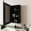 Armoire noire avec miroir et 3 tablettes pour l'organisation de la salle de bain