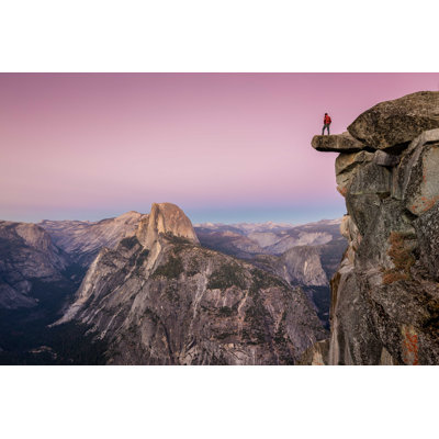 «Hiker in Yosemite National Park, California, USA» par Bluejayp Photo - Photographie de toile tendue