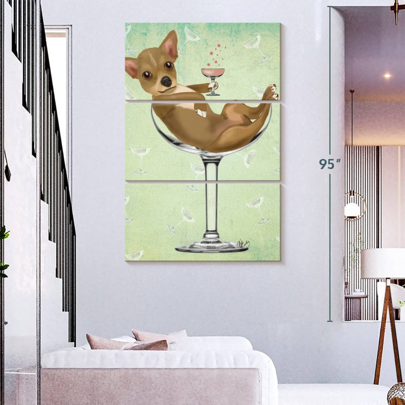 Chihuahua Brampt dans un verre à cocktail, H 38 po x l 24 po