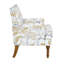 Chic fauteuil floral avec garniture cloutée, imprimé doré et gris, pieds en bois massif, idéal pour les décors campagnards et transitionnels