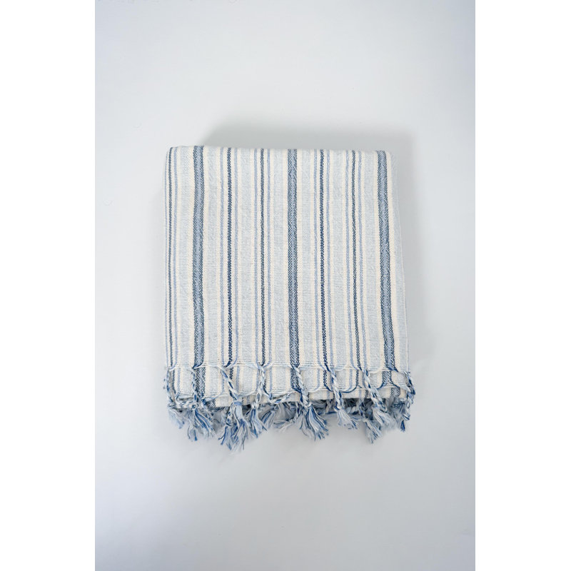 Serviette bleue à fines rayures