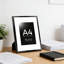 Cadre photo moderne A4 avec passe-partout - Cadre en aluminium noir de première qualité avec verre trempé pour affichage mural ou de table - Comprend un ensemble de suspension et un support