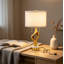 Ensemble de 2 lampes de table modernes avec ports USB, conception sculpturale en résine dorée sur base en marbre, interrupteur à double chaîne et ampoules pour la table de chevet du salon
