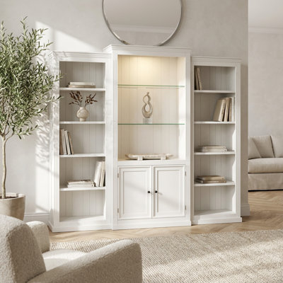 Ensemble de trois grandes bibliothèques et vitrines avec éclairage de plafond à DEL réglable et tablettes en verre trempé pour le salon, le bureau, le studio ou l'espace de travail en finition blanche