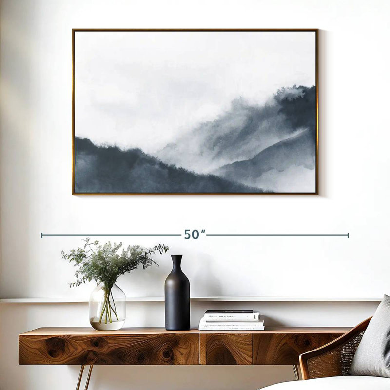 Misty Mountains en gris, Cadre flottant doré, 40 po x 27 po