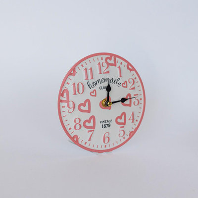 Horloge de table cœurs roses sur fond blanc