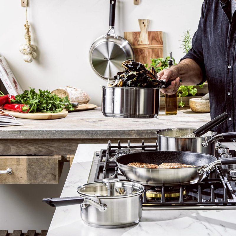 Classic Stainless Steel Saucepan - 18cm, 2.1 L