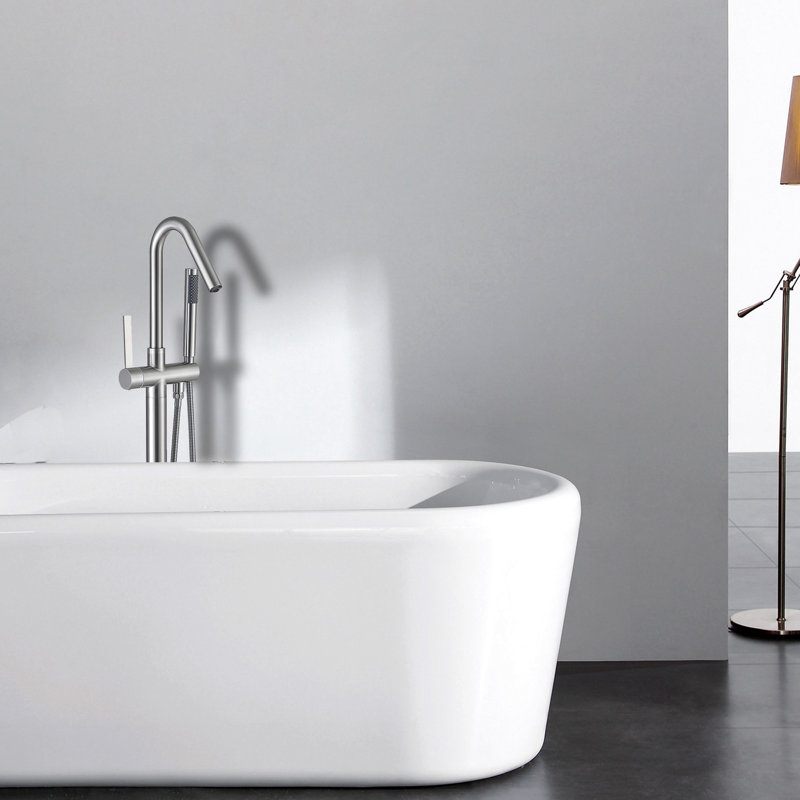 Robinet de baignoire autoportant élégant avec douche à main pour une construction moderne