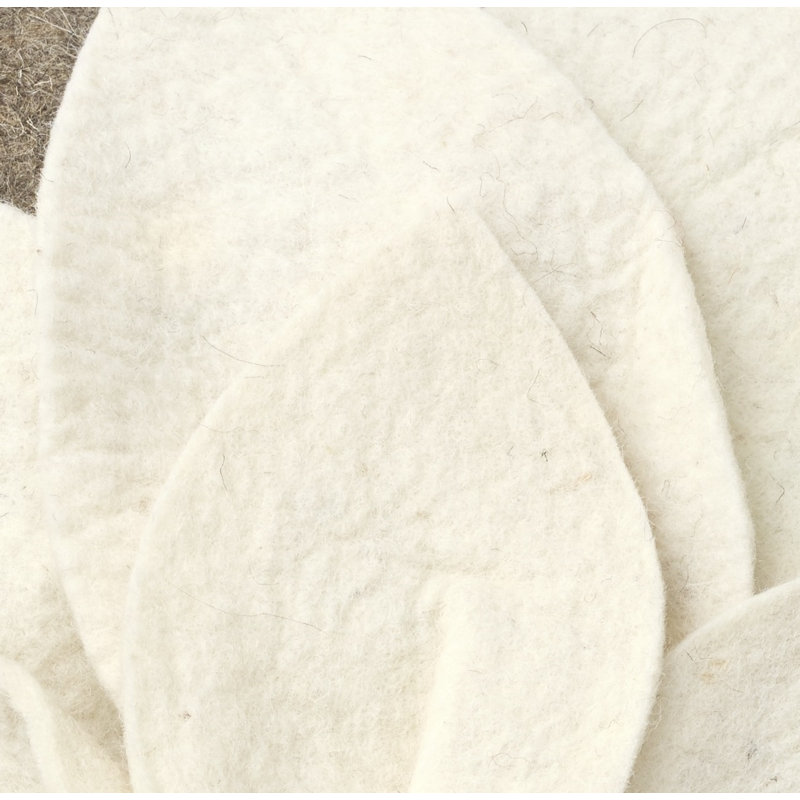 Coussin en laine feutrée à la main - fleur 3D - 20 po, Crème / gris, Oreiller (inclus)