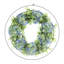 Couronne de printemps avec hortensias et fleurs en herbe