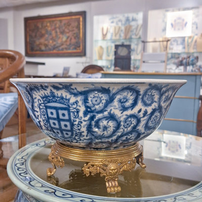 Bol en porcelaine avec emblème bronze bleu blanc
