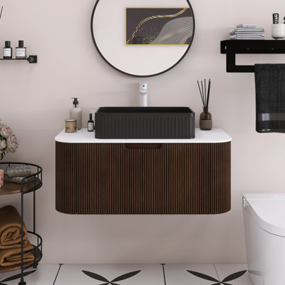 Meuble-lavabo mural de couleur noyer foncé avec bords arrondis et conception rayée, armoire de rangement avec tiroir, lavabos rectangulaires en céramique noire.