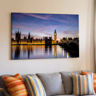 Toile, scène sereine du crépuscule mettant en vedette la silhouette emblématique d'un grand art mural Ben et les maisons du Parlement le long de la rivière Thames, art mural