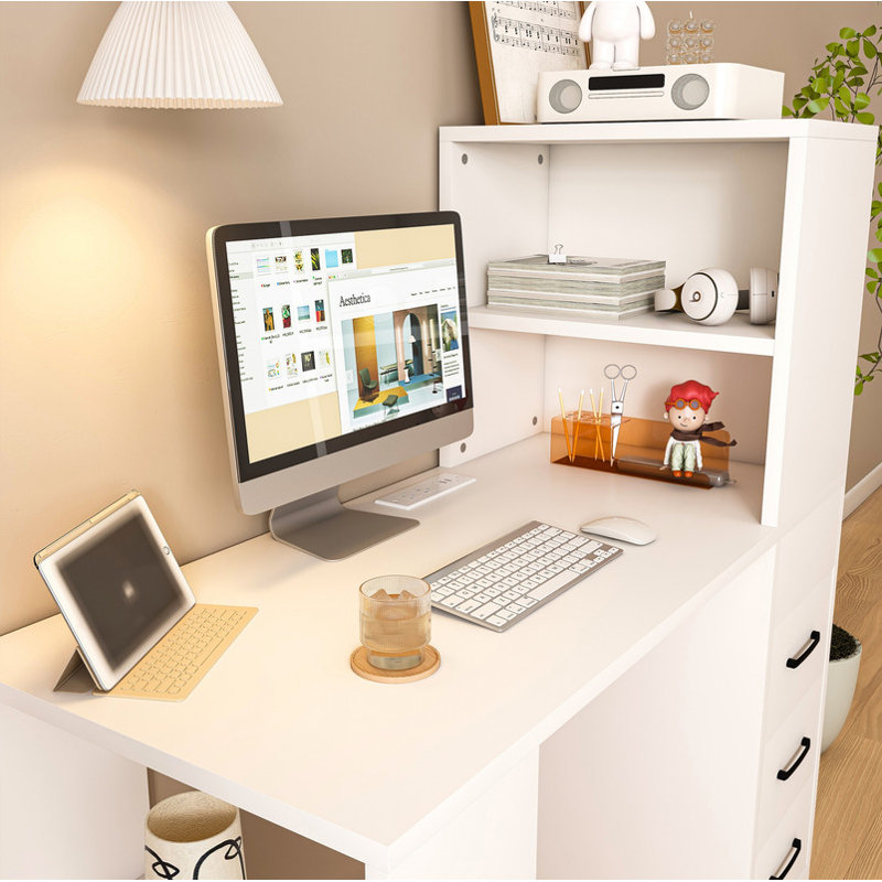 Bureau d'ordinateur blanc avec prise 4-en-1, bureau avec 3 tiroirs coulissants et 4 niveaux de rangement, le bureau en bois convient à une variété d'endroits