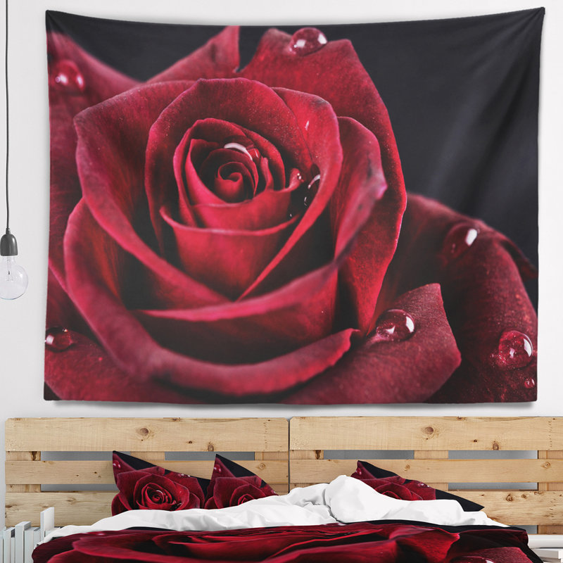 Rouge rose avec raindrops sur tapisserie noir, H 68 po x l 80 po